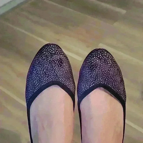 Stuart Weitzman women's pump. Size 7.5 with 2.5 inch heel - Picture 8 of 10